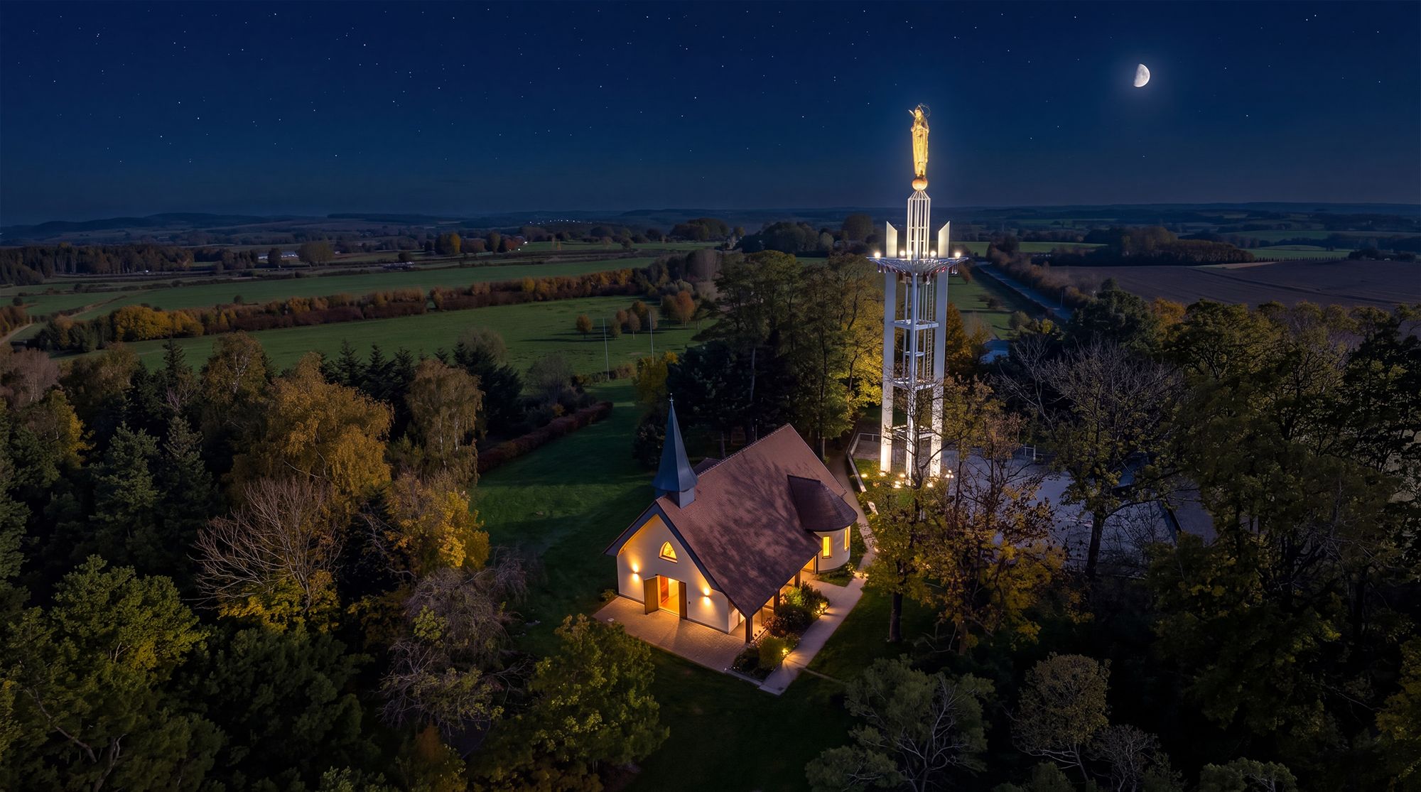Le sanctuaire Notre-Dame de France la nuit